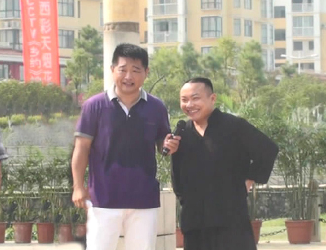 中央电视台著名主持人肖东坡采访郭老师时留影