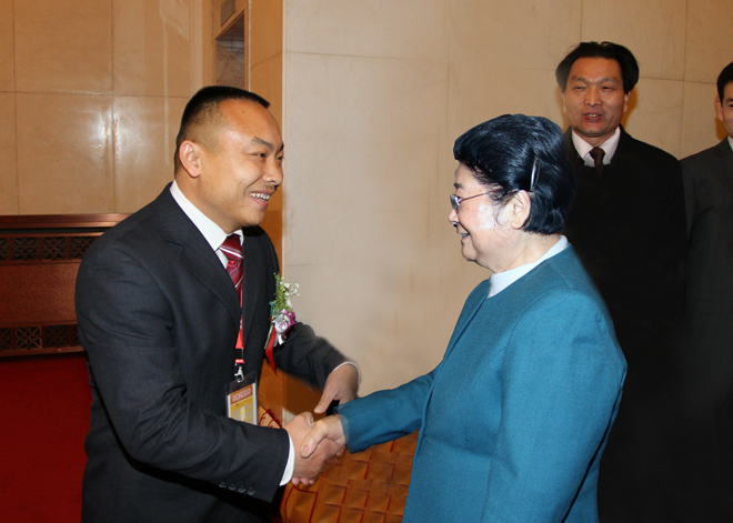 中央委员、全国人大副委员长顾秀莲与郭老师亲切交谈